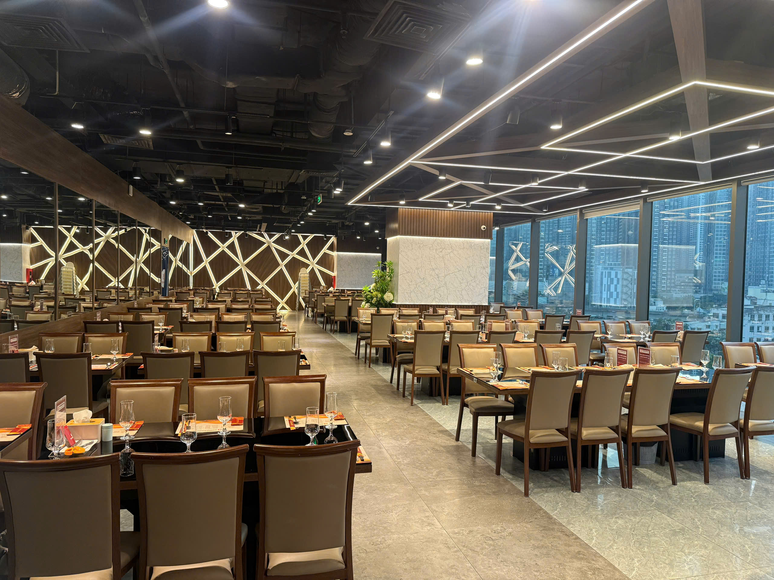 Khám phá không gian nhà hàng có "view" đẹp nhất hệ thống - Poseidon Bình Thạnh
